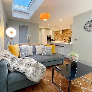 Holiday home Stunning Seaside 2-bedroom Townhouse With Patio, Sleeps 6, Brighton